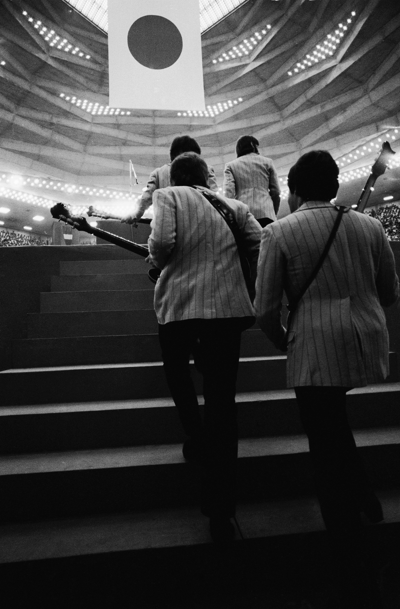 写真1：日の丸に向かって日本武道館のステージに登る瞬間のビートルズ